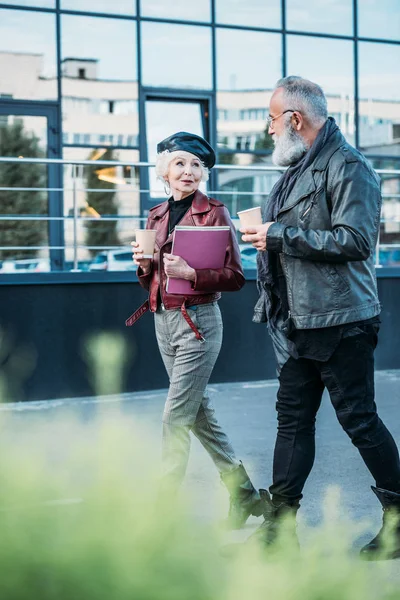 Elegante pareja de ancianos en la calle - foto de stock