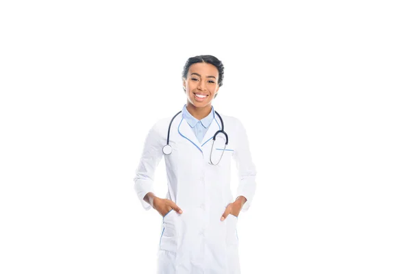 Medico afroamericano in camice bianco — Foto stock