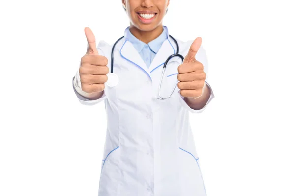 Afro-americano medico con i pollici in su — Foto stock