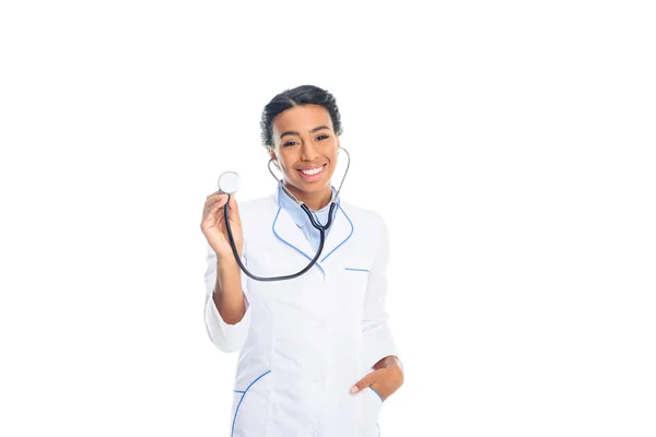 Médico afroamericano con estetoscopio - foto de stock