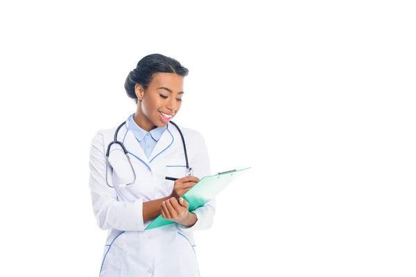 Africano médico americano escribir diagnóstico - foto de stock