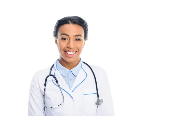 Усміхнений афроамериканський лікар — стокове фото