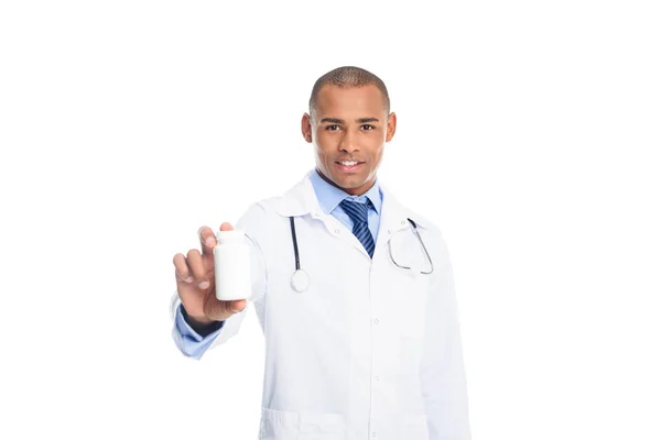 Médico afroamericano con frasco de píldora - foto de stock