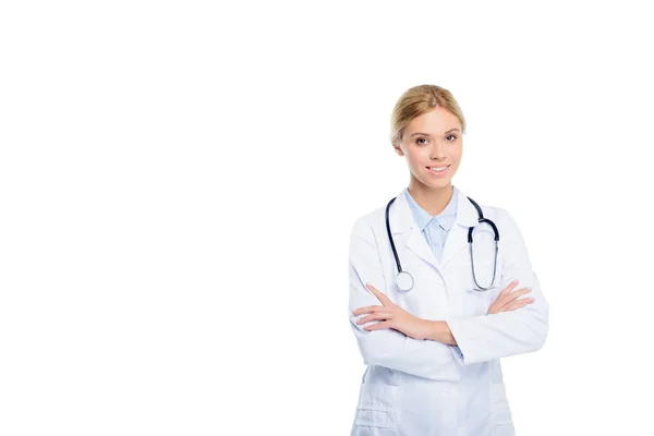 Médecin féminin avec bras croisés — Photo de stock