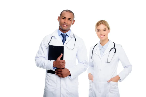Médicos multiétnicos con estetoscopios - foto de stock