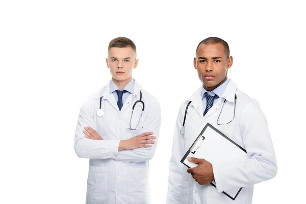 Médicos varones multiétnicos con estetoscopios - foto de stock