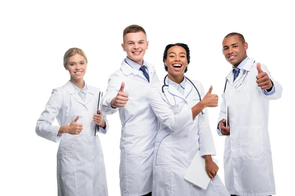 Багатонаціональні лікарі з великими пальцями вгору — стокове фото