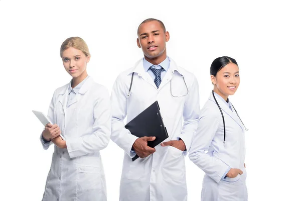 Ärzte mit Stethoskop, Klemmbrett und Tablet — Stockfoto