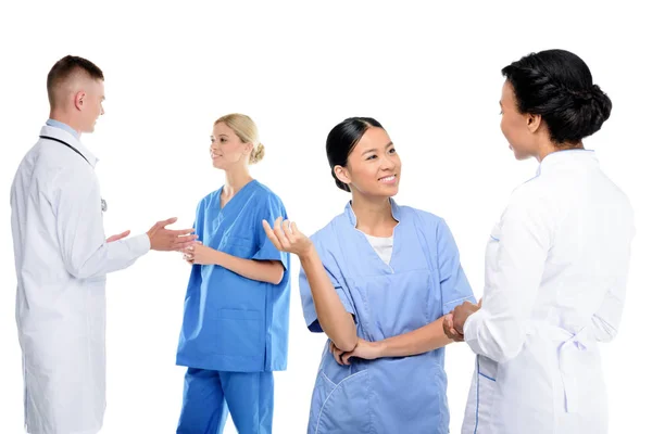 Cirujanos y médicos multiétnicos - foto de stock