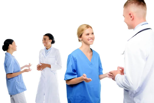 Cirujanos y médicos en conversación - foto de stock