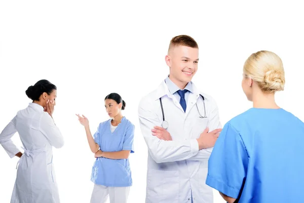 Cirujanos y médicos conversando - foto de stock