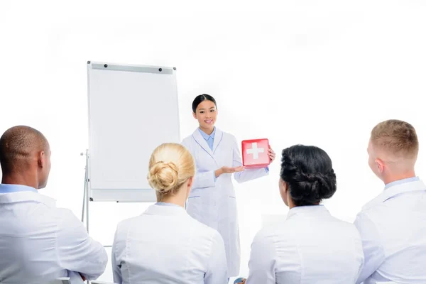 Asiatischer Arzt präsentiert Verbandskasten — Stockfoto