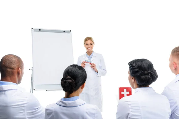 Doctor presentando pastillas - foto de stock