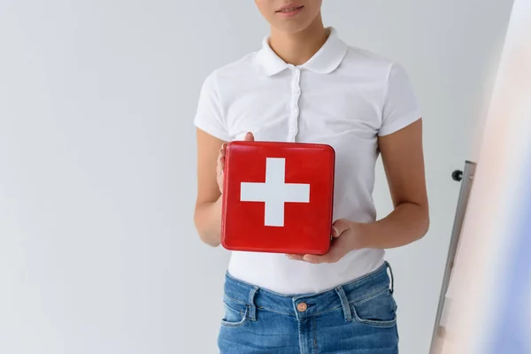 Femme avec trousse de premiers soins — Photo de stock