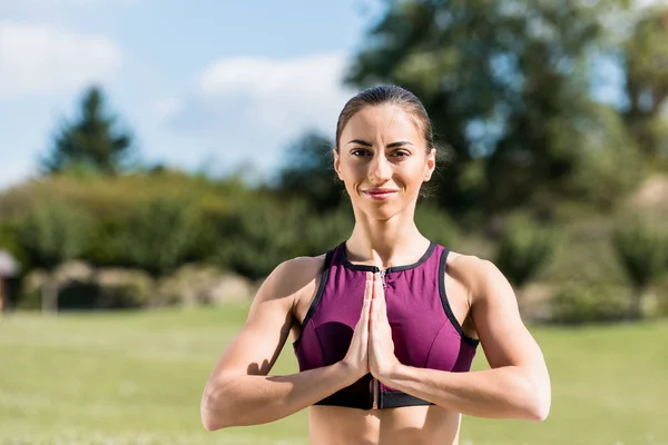 Femme en pose de lotus — Photo de stock