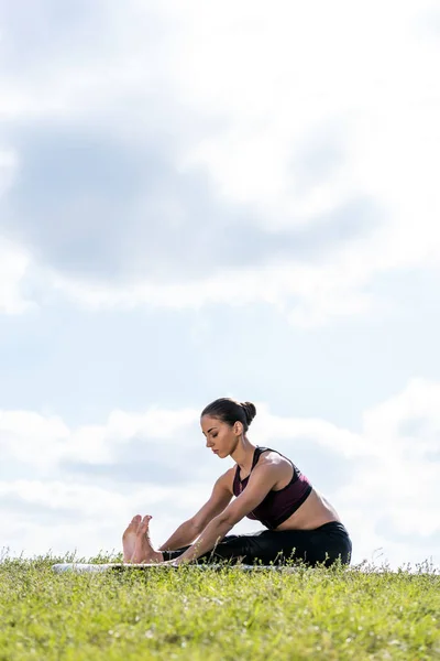 Donna piegando in avanti — Foto stock