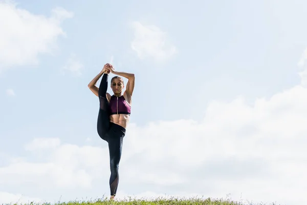 Mujer de pie sobre una pierna — Stock Photo