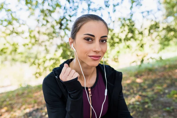 Frau hört Musik mit Kopfhörern — Stockfoto