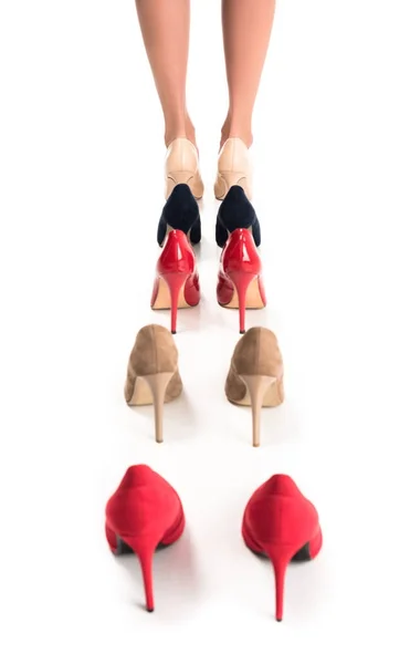 Женщина и различные стильные высокие каблуки — стоковое фото