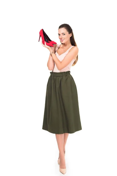 Mujer sosteniendo par de zapatos rojos - foto de stock