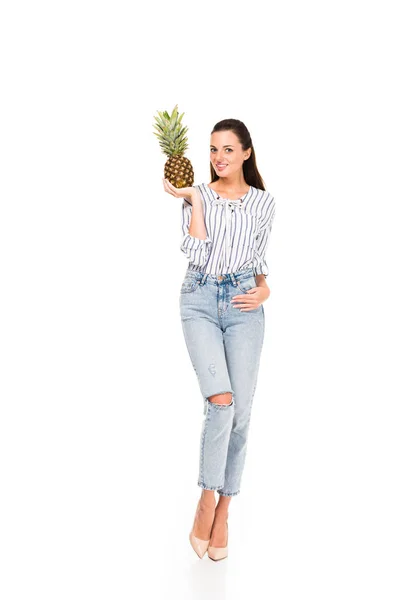 Donna con ananas fresco in mano — Foto stock