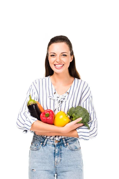 Femme souriante aux légumes frais — Photo de stock