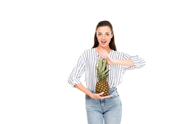 Женщина со свежим ананасом — стоковое фото