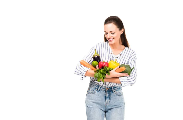 Femme souriante aux légumes frais — Photo de stock