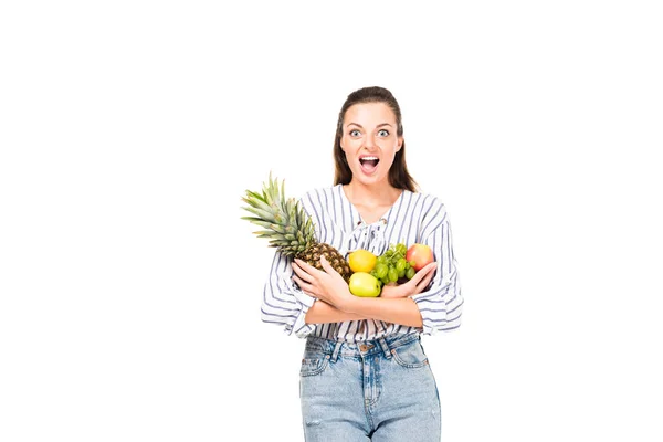 Femme tenant divers fruits — Photo de stock