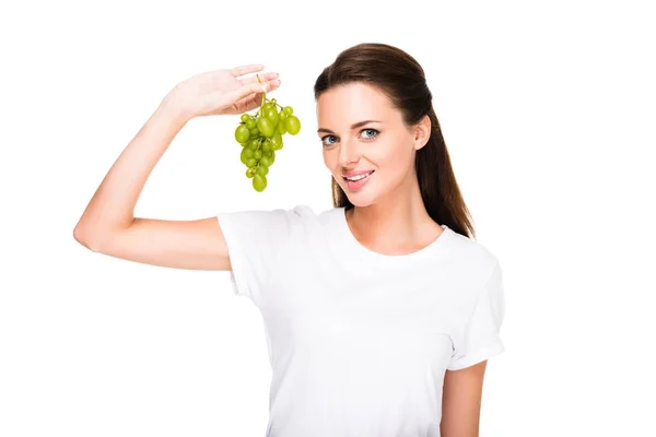 Femme souriante avec des raisins frais — Photo de stock