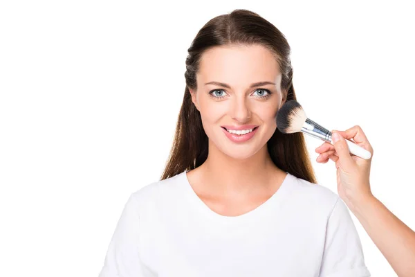 Mujer consiguiendo maquillaje - foto de stock