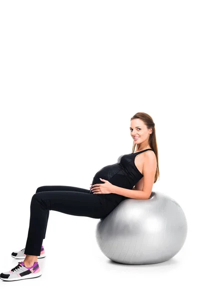 Femme enceinte faisant de l'exercice sur balle fitness — Photo de stock