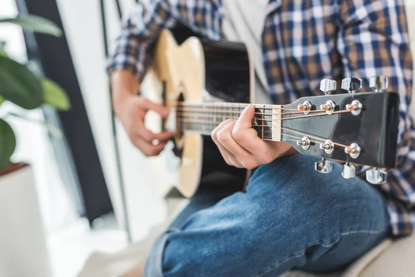 Homme jouant de la guitare — Photo de stock