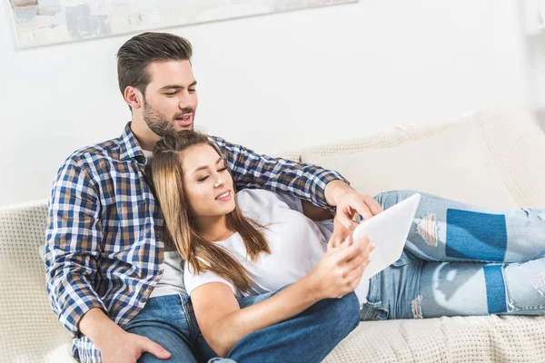 Atractiva pareja usando tableta - foto de stock