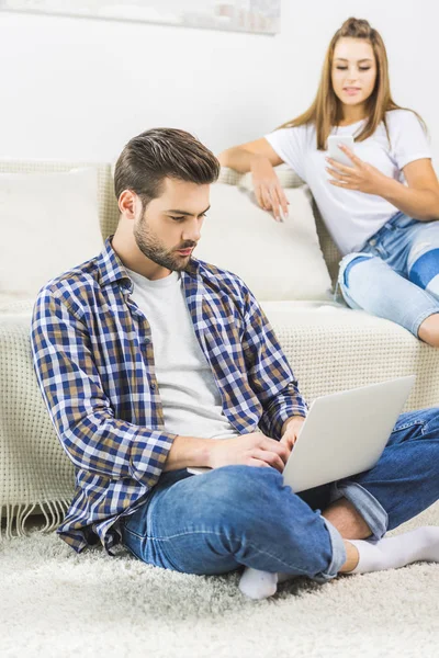 Hombre usando el ordenador portátil en casa - foto de stock