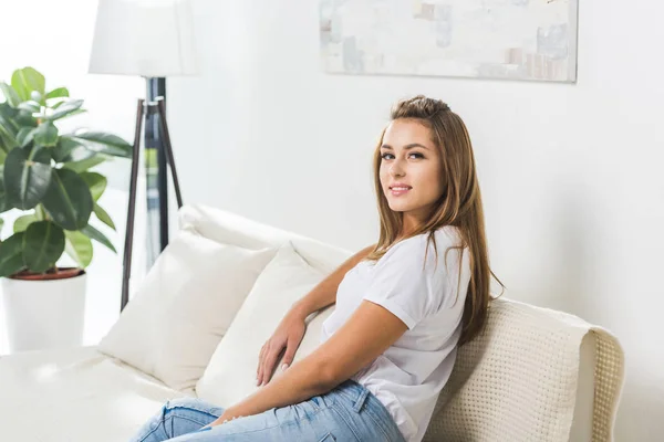 Приваблива жінка сидить на дивані — стокове фото