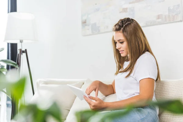 Mujer usando tableta digital en casa - foto de stock