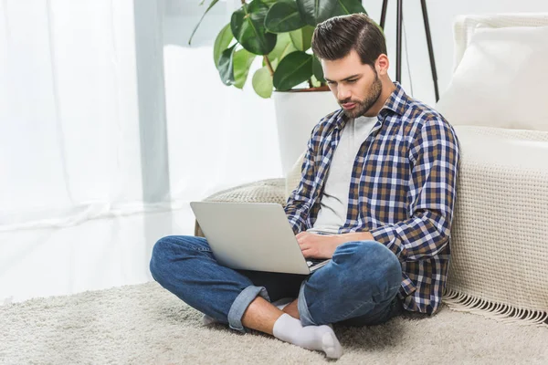 Man using laptop at home — Stock Photo