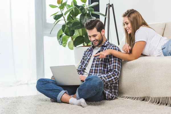 Couple attrayant en utilisant un ordinateur portable — Photo de stock