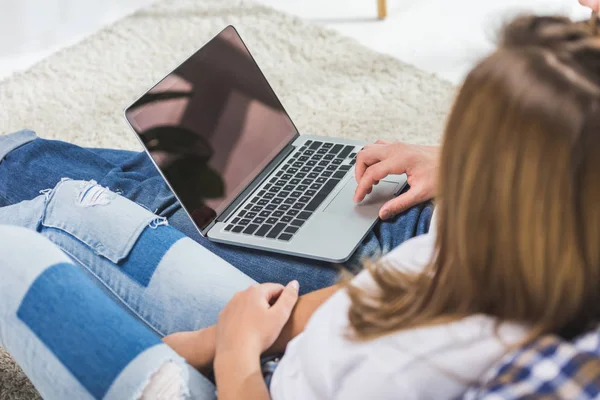 Couple utilisant un ordinateur portable — Photo de stock