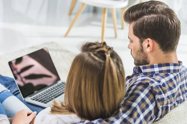 Casal usando laptop — Fotografia de Stock