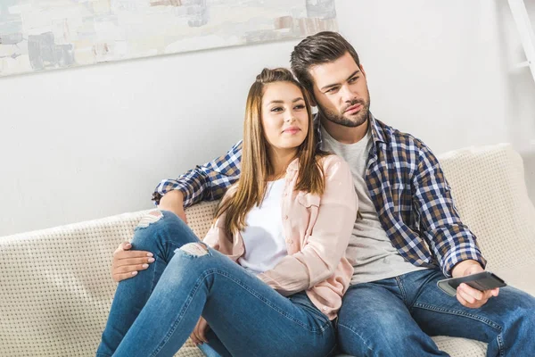 Giovane coppia guardando la TV — Foto stock