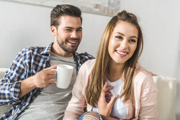 Glückliches Paar trinkt Kaffee — Stockfoto