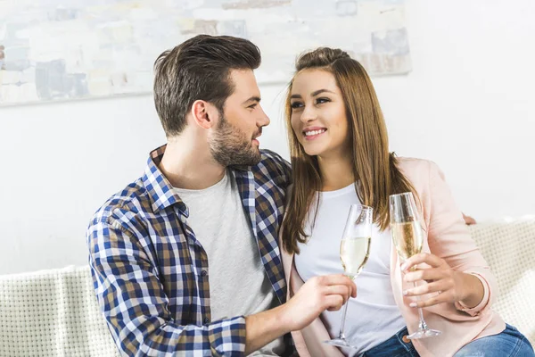Молодая пара пьет шампанское — стоковое фото