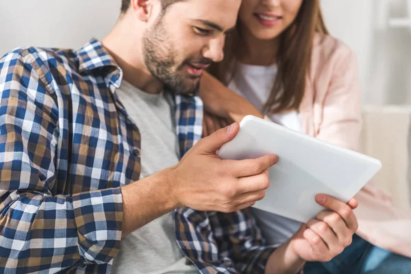 Casal atraente usando tablet digital — Fotografia de Stock