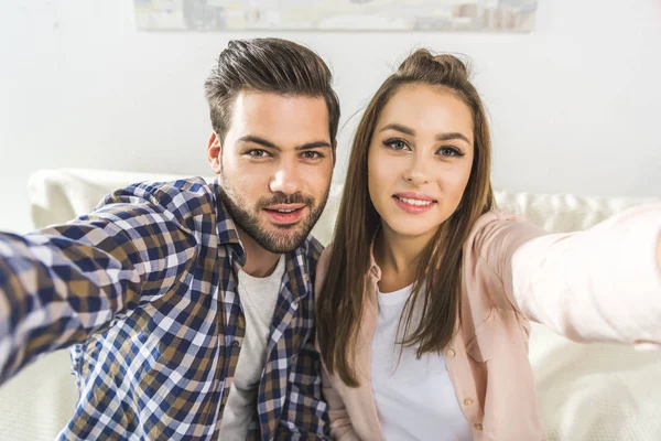 Casal tirando selfie — Fotografia de Stock