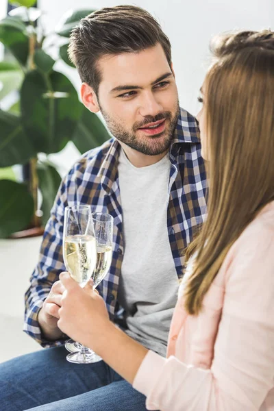 Pareja bebiendo champán - foto de stock