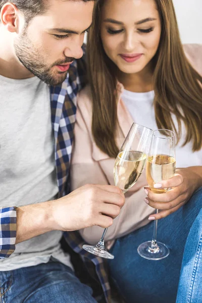 Couple clinking glasses of champagne — Stock Photo