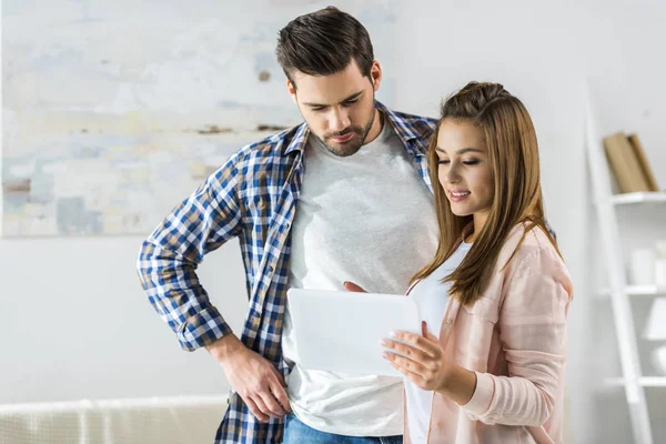 Couple attrayant en utilisant une tablette numérique — Photo de stock