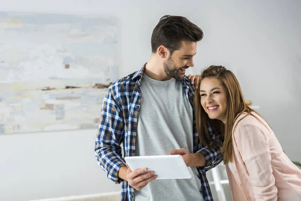 Casal feliz usando tablet digital — Fotografia de Stock